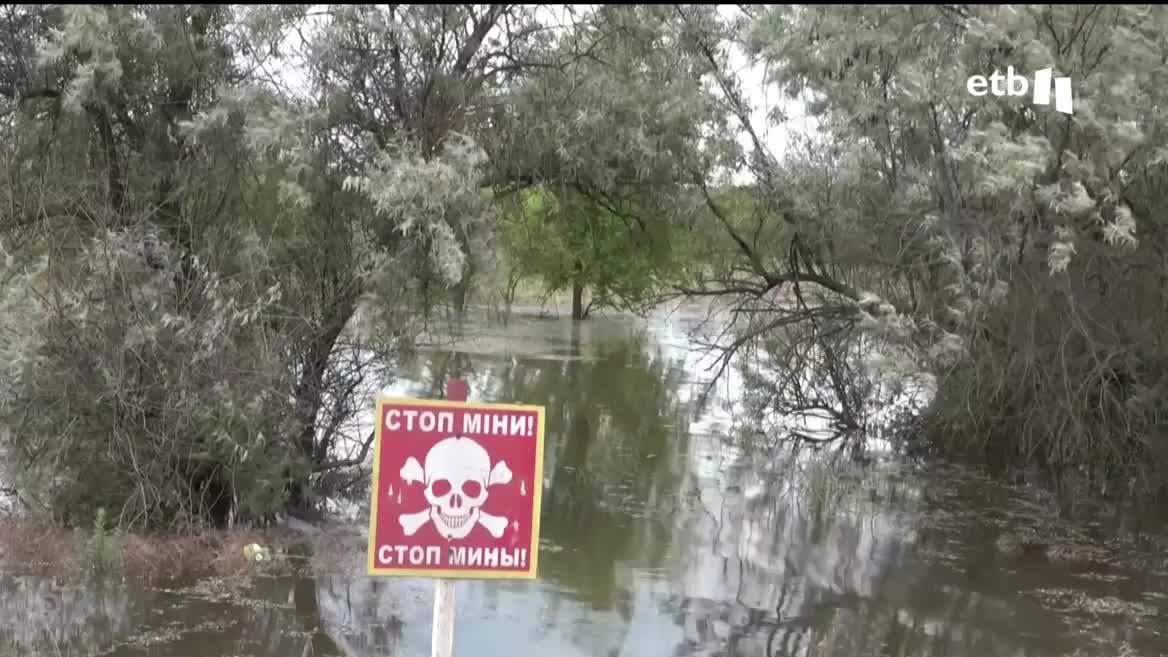 Las minas son una gran amenaza en Ucrania en estos días. El agua vertida  tras la explosión de la presa de Nova Kajovka  ha movido las minas dispersadas por los rusos durante las ocupaciones. Las corrientes las llevan a la deriva, multiplicando el peligro.