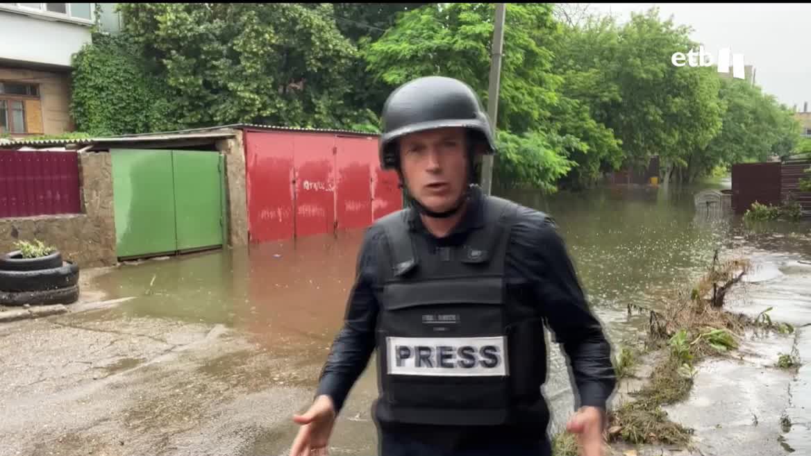Una semana después de la destrucción de la presa de Nova Kajovka, miles de personas continúan aún afectadas en el lugar. Además, en las últimas horas se han intensificado los ataques con artillería pesada en la zona de Jersón.