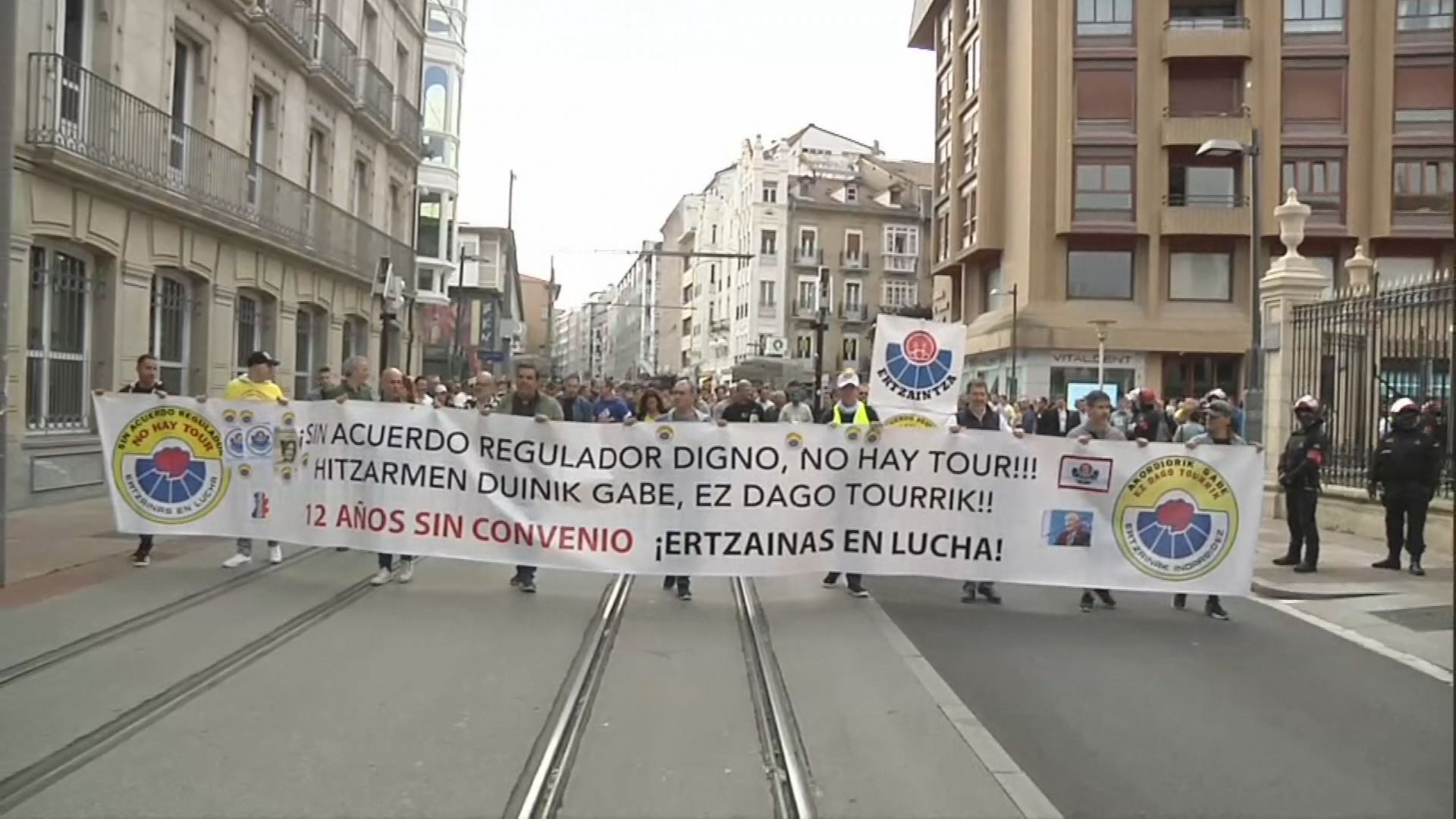 20230615094431_protesta-ertzaintza-parlamento-vasco_