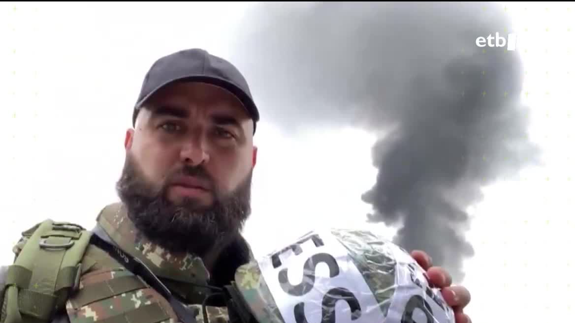 Dagoeneko 16 hilabete Polonian preso daraman Pablo Gonzalez euskal kazetariak amarekin eta seme zaharrenarekin egoteko aukera izan du orain bi egun, lehenengo aldiz. Kexu dira oraindik ez dutelako haren aurkako karguen berririk, ezta epaiketarako datarik ere.