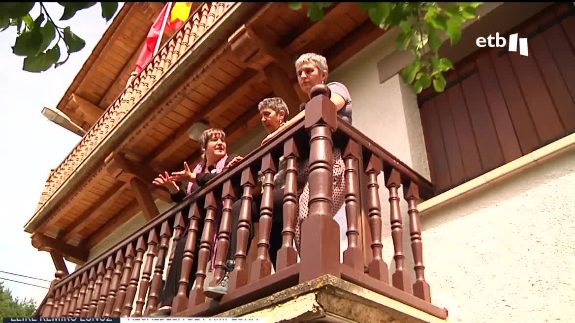 La formación busca cambiar las formas de hacer política desde la transversalidad y la igualdad, con mirada de mujer. Tiene como objetivo cambiar las políticas de vivienda para evitar que los pueblos del Pirineo se vacíen. Quieren abrir ventanas y vallas, para que entre aire fresco, aire morado.