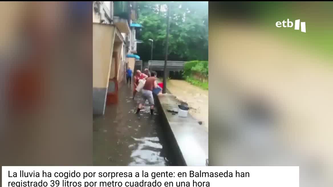 Los chubascos, las tormentas y el granizo han comenzado hacia las 15:00 horas. Hemos visto agua en garajes y comercios, alcantarillas desbordadas y varias calles y carreteras convertidas en ríos. Sin embargo, no parece que el agua se haya terminado ahí arriba, y seguirá lloviendo durante la noche.