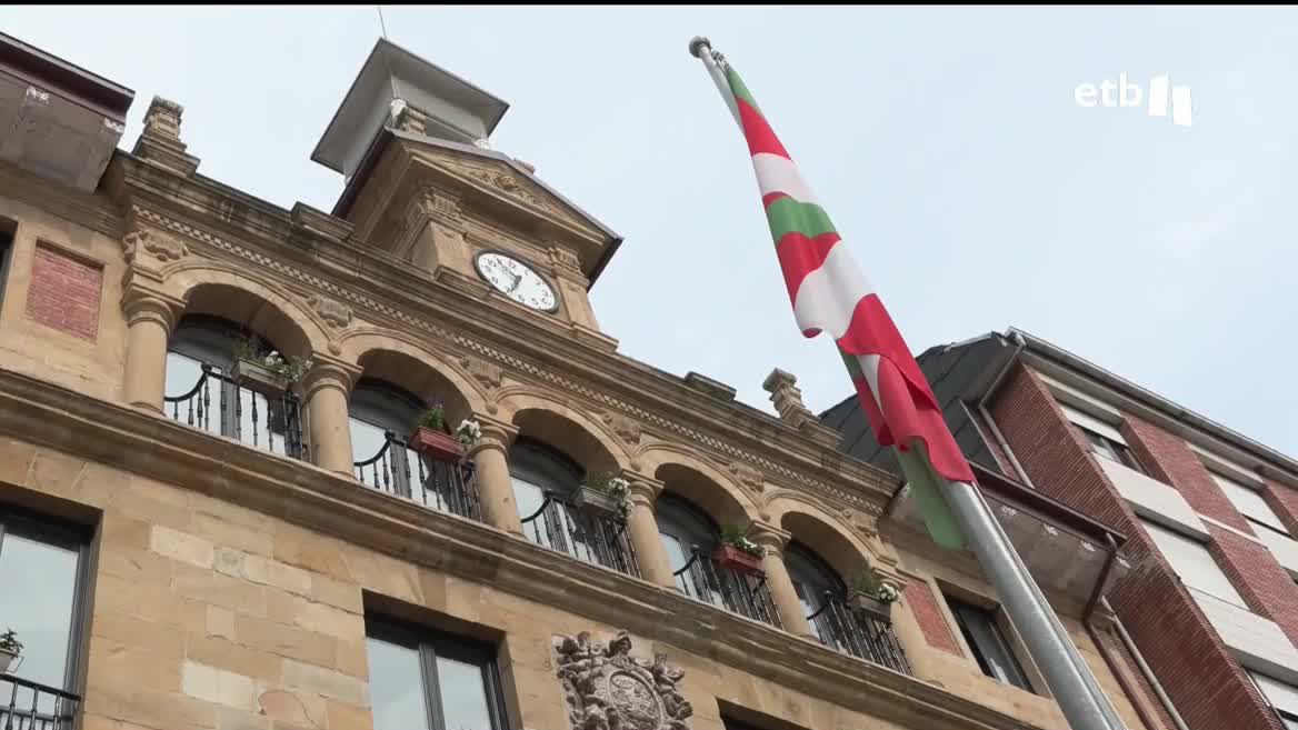 La dimisión del recién nombrado alcalde, Asier Larrauri, ha abierto un escenario impredecible en Bermeo. EH Bildu se hizo con la Alcaldía con los votos de la plataforma Guzan. Guzan vuelve a tener también la llave en este nuevo proceso y quiere liderar las decisiones.