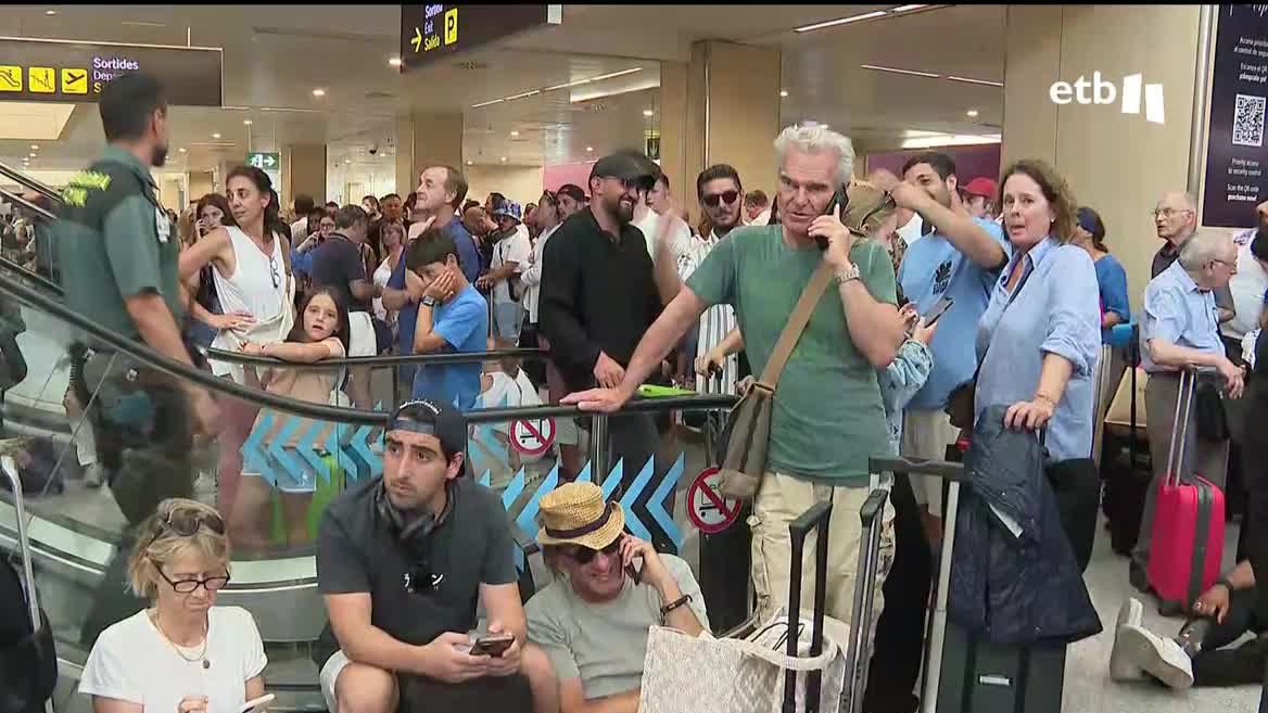 La avería de una avioneta en mitad de la pista del aeropuerto de Ibiza, retrasaba una veintena de vuelos, entre ellos el Airbus 320 con destino Bilbao. Han tenido que pasar la noche en el mismo aeropuerto de El Prat.