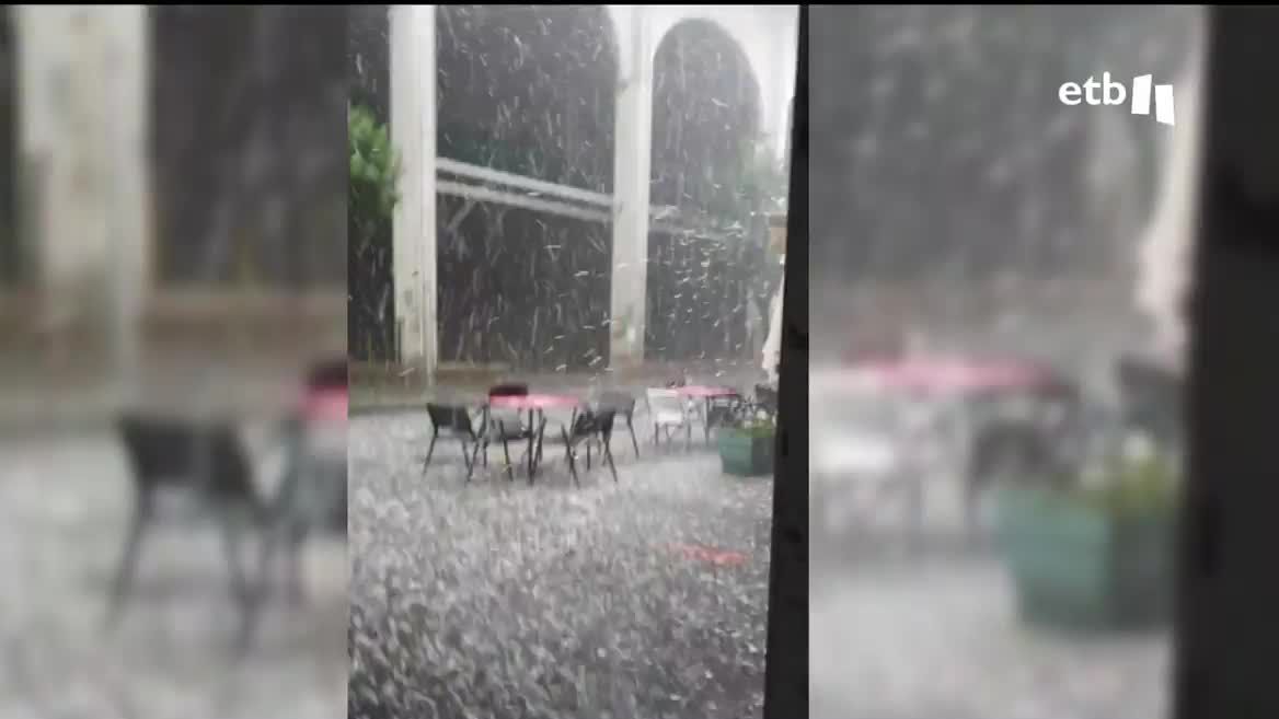 Las tormentas dejan fuertes precipitaciones en forma de granizo en distintos puntos de Euskadi. El riesgo de tormentas continúa activo durante las próximas horas.