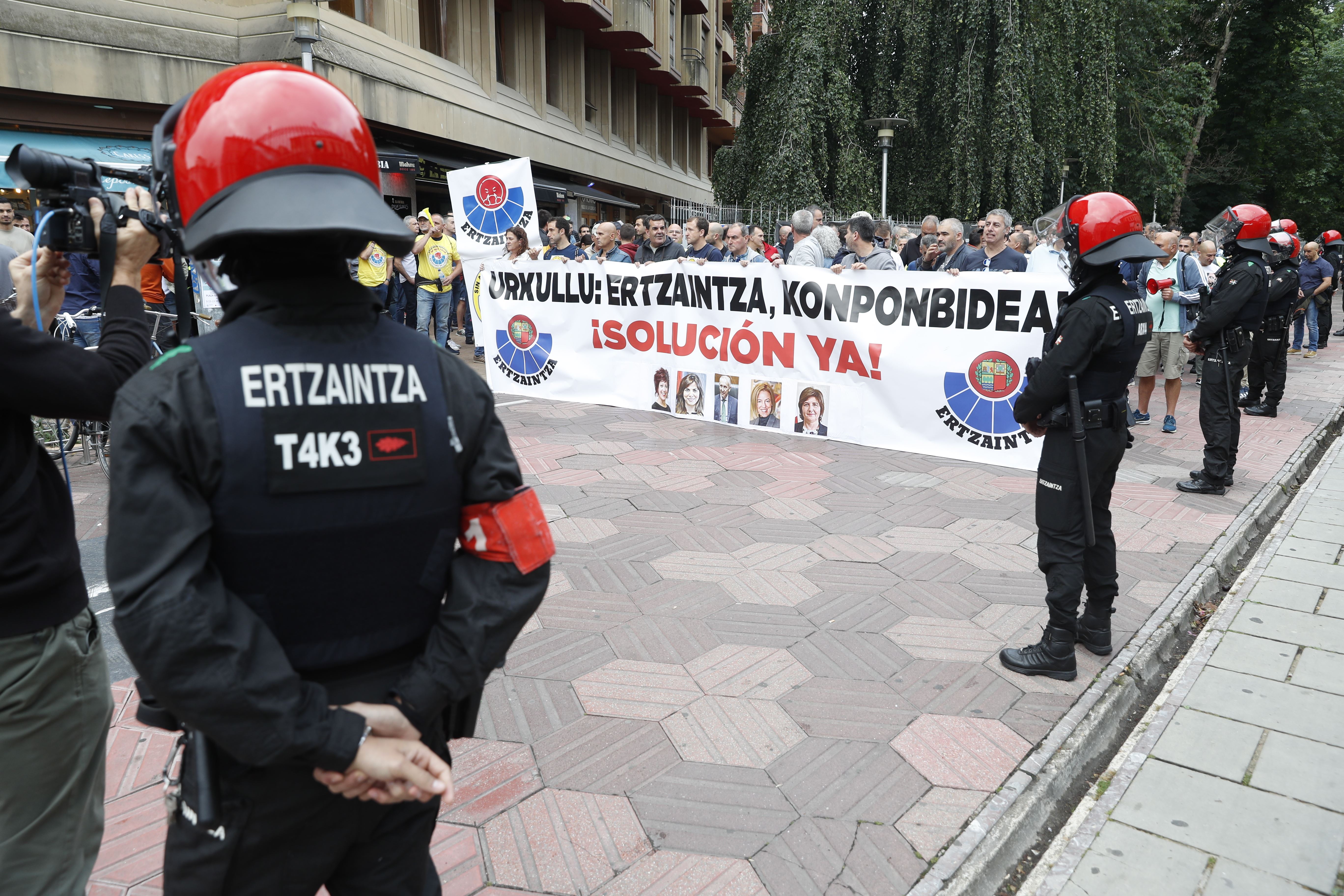 ertzaintza protesta parlamento vasco legebiltzarra efe