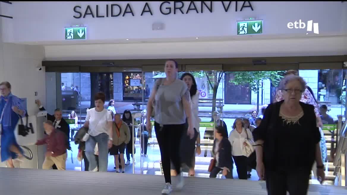 La gente esperaba con ganas los descuentos. Las calles estaban eta mañana más animadas que de costumbre, aunque algunos se han acercado solo a mirar. La mayor parte del pequeño comercio por contra no ha puesto todavía las rebajas. Las rebajas de verano durarán algo más de un mes.