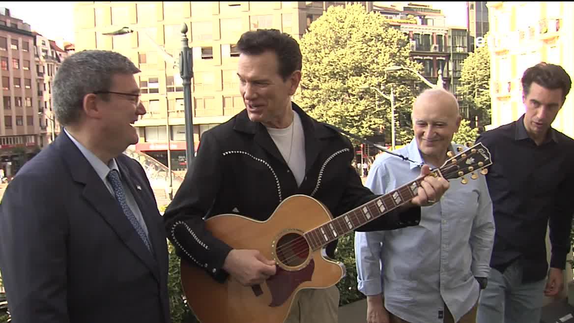 "Wicked game" bezelako kantu ezagunak eskainiko ditu Crhis Isaakek bihar BBK Legends jaialdian.