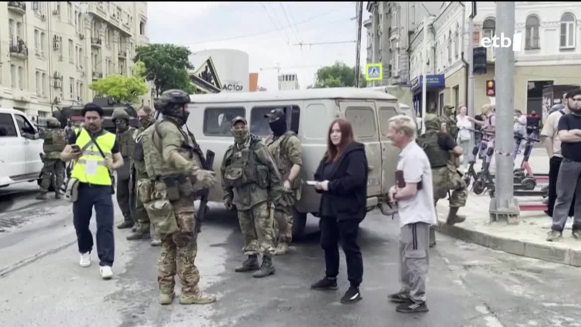 Wagner mertzenarioen taldeak salatu du errusiarren euren entrenamendu-base bati eraso egin diotela dronekin eta, Errusiak Defentsa Ministerioan aldaketarik egin ezan, Moskura abiatuko direla mehatxatu du. Dagoeneko, Rostov hiria hartu dute militarki.