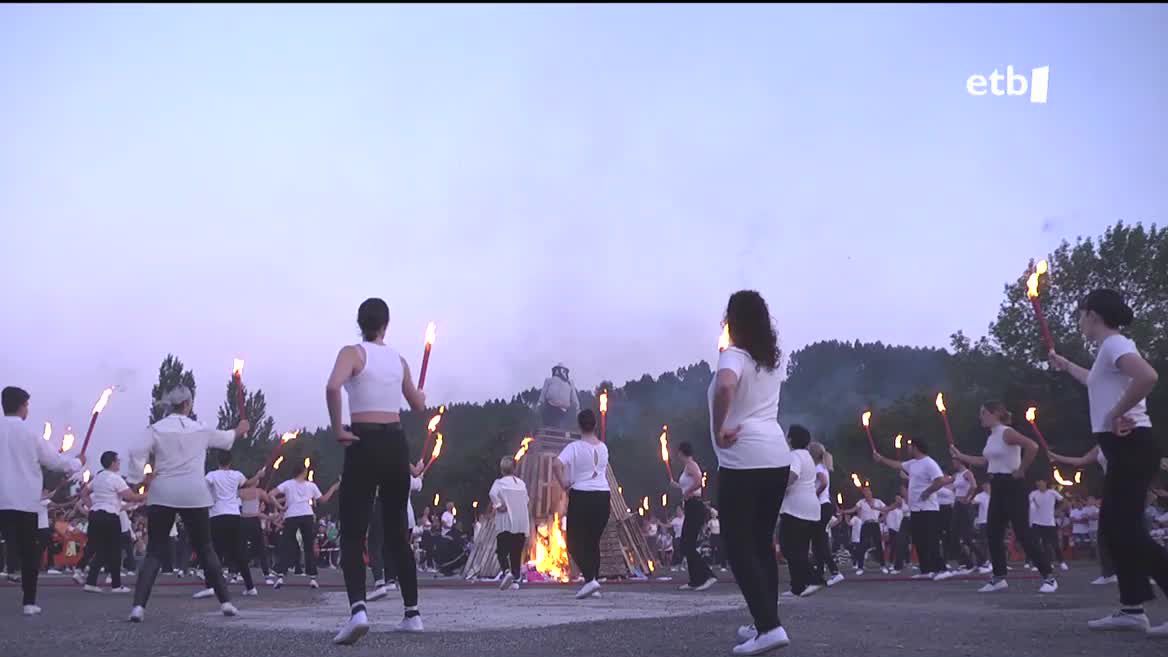 Udako solstizioa ospatzeko hitzorduan, ehunka su piztu dira bart han-hemenka, udarari eta jaiei harrera egiteko.