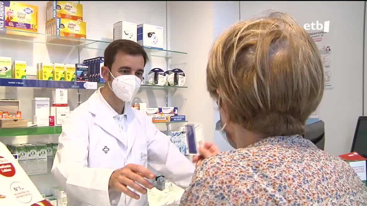 Hiru urte baino gehiagoz beharrezkoa izan da musukoa jantzea osasun-.zentroetan, farmazietan eta adinekoen egoitzetan. Orain gomendio izango da arnas infekzioen sintomak daudenean. Paziente immunodeprimituak egon litezkeen lekuetan hala nola onkologia unitateetan edo ZIUetan eskatu ahal izango da.