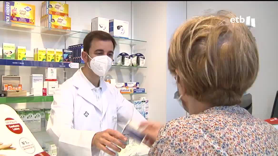 La mascarilla ha sido obligatoria por más de tres años en centros de salud, farmacias y residencias de mayores. Ahora será recomendable cuando haya síntomas de infección respiratoria. Solo se podrá exigir en lugares donde pueda haber pacientes inmunodeprimidos como las unidades oncológicas o UCI.