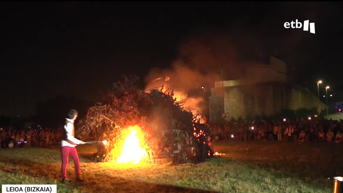 Jóvenes y mayores se han dado cita la pasada noche en toda Euskal Herria para celebrar el solsticio de verano. Cientos de hogueras se encendieron para recibir al verano y a las fiestas. ETB ha recogido imágenes de Getxo, Leioa, Mungia, Arrasate, Hernani y Gasteiz, entre otros.