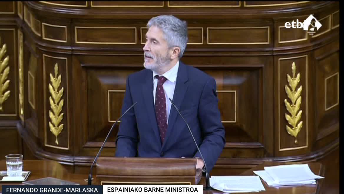 Urtebete igaro da Melillako tragedia gertatu zenetik eta Espainiako agintariek ez dute gertatutakoaren ardurarik onartu eta giza eskubideen alde lan egiten duten erakundeek salatu dute ez dela benetako ikerketarik egin.