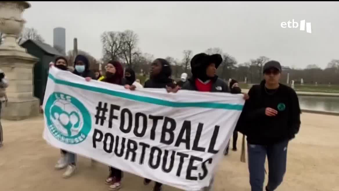 En Francia, la petición de un grupo de mujeres que defiende el uso del hiyab en el fútbol ha llegado hasta el Consejo de Estado y acaba de recibir el apoyo del relator. Una opinión en la que el Consejo suele apoyarse para tomar su decisión. El relator, no cree que jugar con hiyab vaya contra la ley.