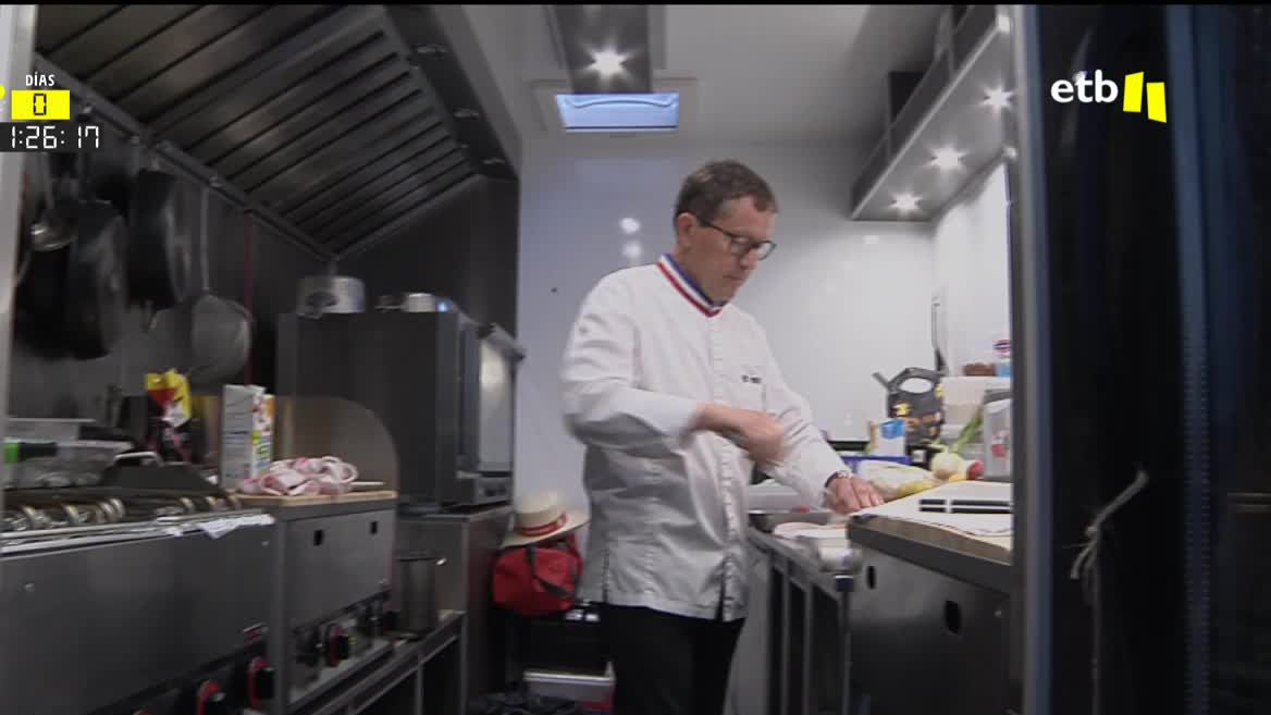 Hemos querido conocer de cerca la organización del equipo Cofidis. Además de los ocho corredores que participarán en el Tour, el equipo cuenta con tres directores, un médico, un cocinero, dos nutricionistas, cuatro mecánicos y cinco masajistas.