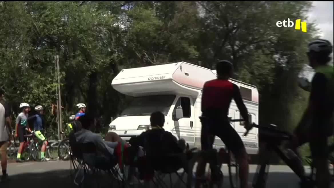 Los aficionados y las aficionadas estarán mañana pendientes de la carrera en todos los rincones, más aún, en los altos de la montaña. Ya hay quien ha ocupado el lugar para mañana y han tenido la oportunidad de ver de cerca el entrenamiento de los ciclistas.