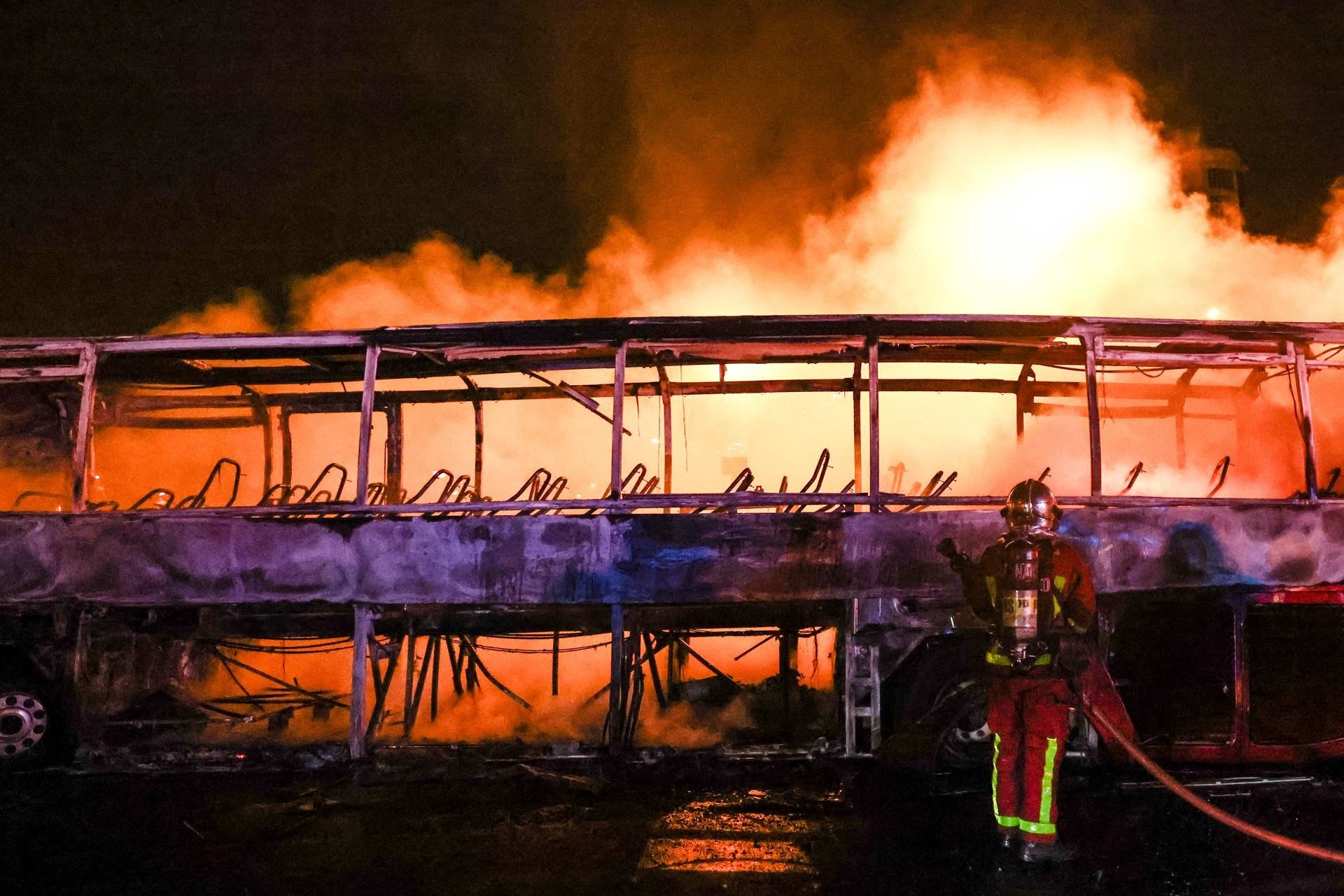 Durante las protestas se han incendiado numerosos vehículos. Foto: EFE