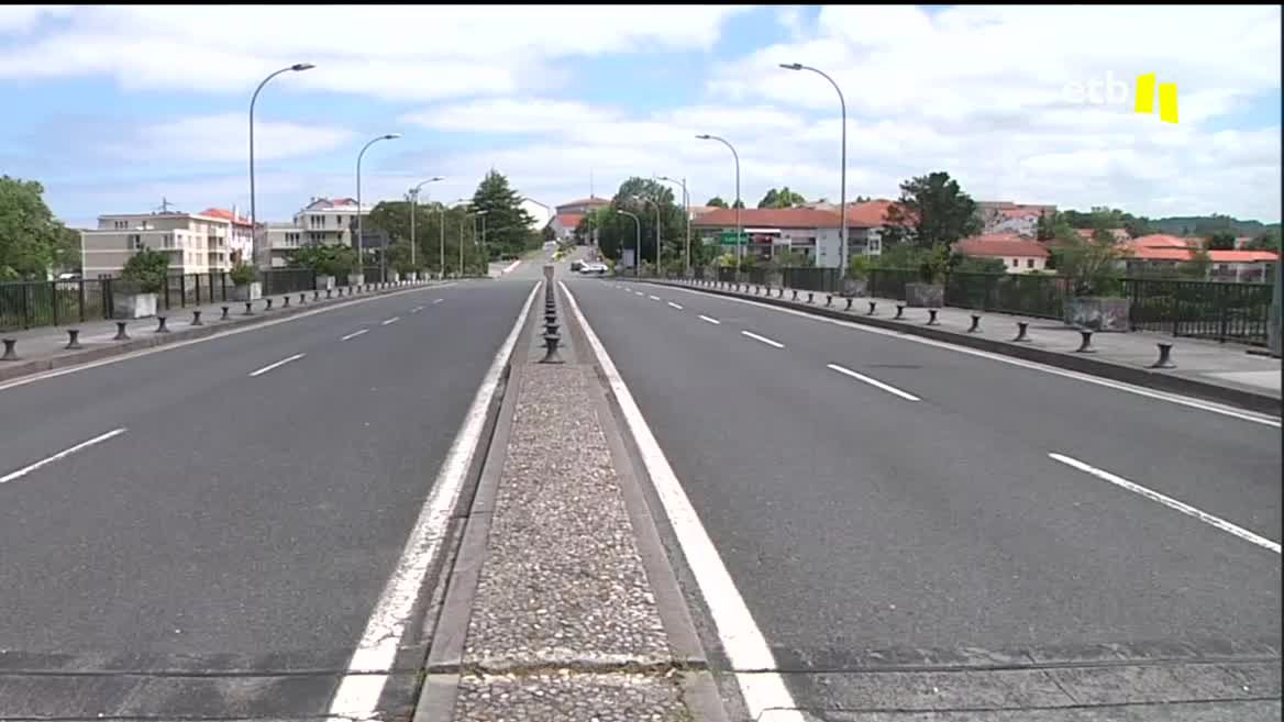 El Tour de Francia entrará en Ipar Euskal Herria a través del puente que une Gipuzkoa y Lapurdi. Los ciudadanos a ambos lados del Bidasoa lo han visto cerrado durante toda la mañana, y los cortes han cambiado su rutina.