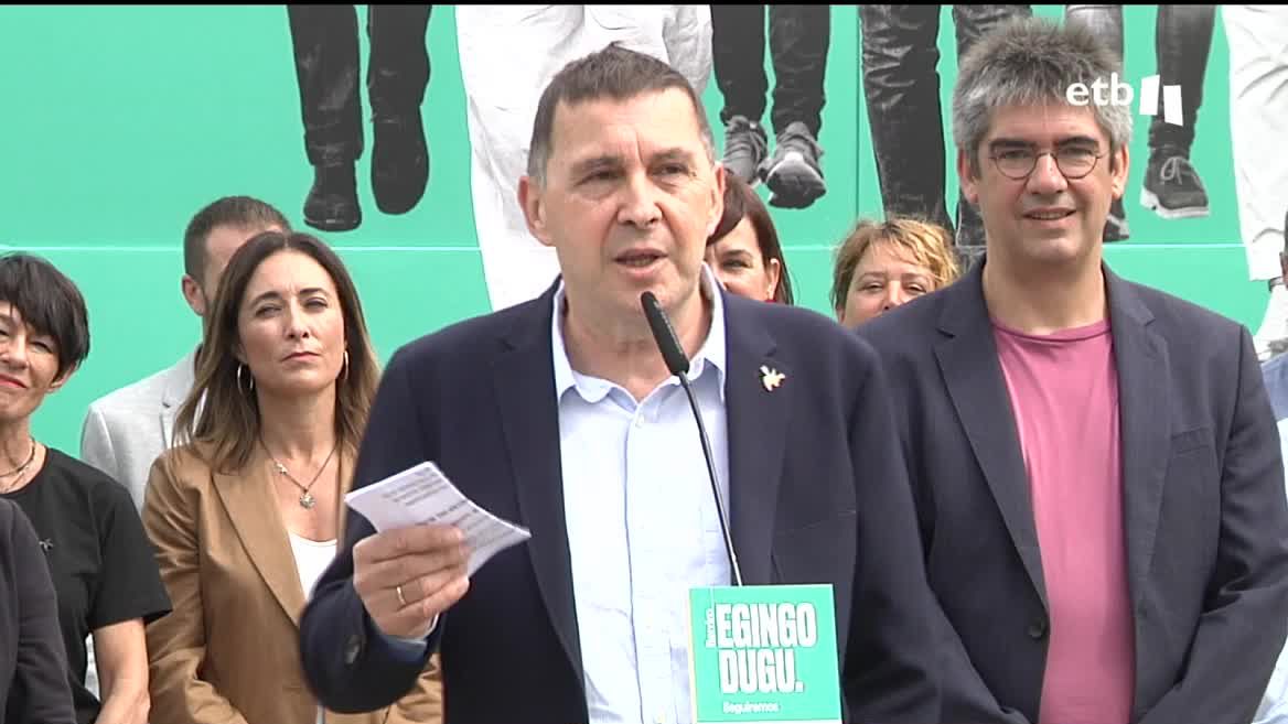 Otegi insiste en que tienen dos principios fundamentales: parar a la derecha y poner a la gente por delante de los intereses del partido. Dice, además, que se presentan a ganar y que en estas elecciones hay dos opciones: el bloque Fei-Vox o la izquierda soberanista.