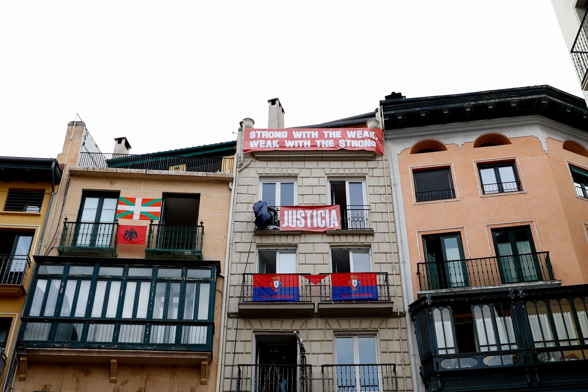balcones-sanfermines-pancartas-osasuna-efe