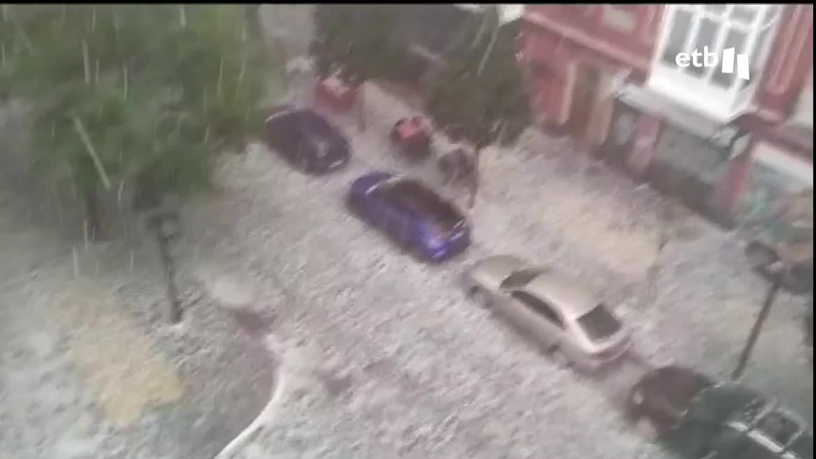 Gasteiz intenta recuperarse de la tremenda granizada que ha caído. Han sido solo 20 minutos, pero que han dejado la capital cubierta de blanco y con visibles daños.