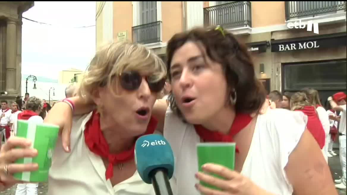 Como cada año, hoy, 6 de julio, ha sido día de reencuentros sanfermineros. El de hoy, ha sido el txupinazo más concurrido de los últimos años.