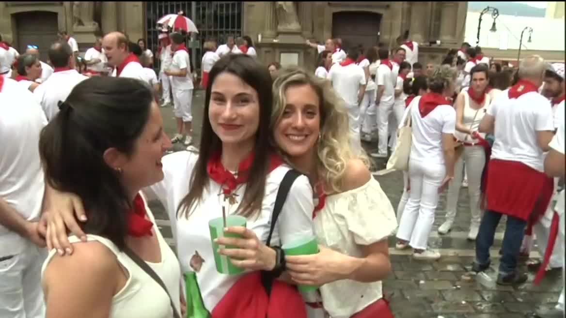 Festa hasi da Iruñean, eta kaleak jendez bete dira. Urtero bezala, gaur, uztailak 6, sanferminetako topaketen eguna izan da. Gaurkoa, azken urteetako txupinazorik jendetsuena izan da.