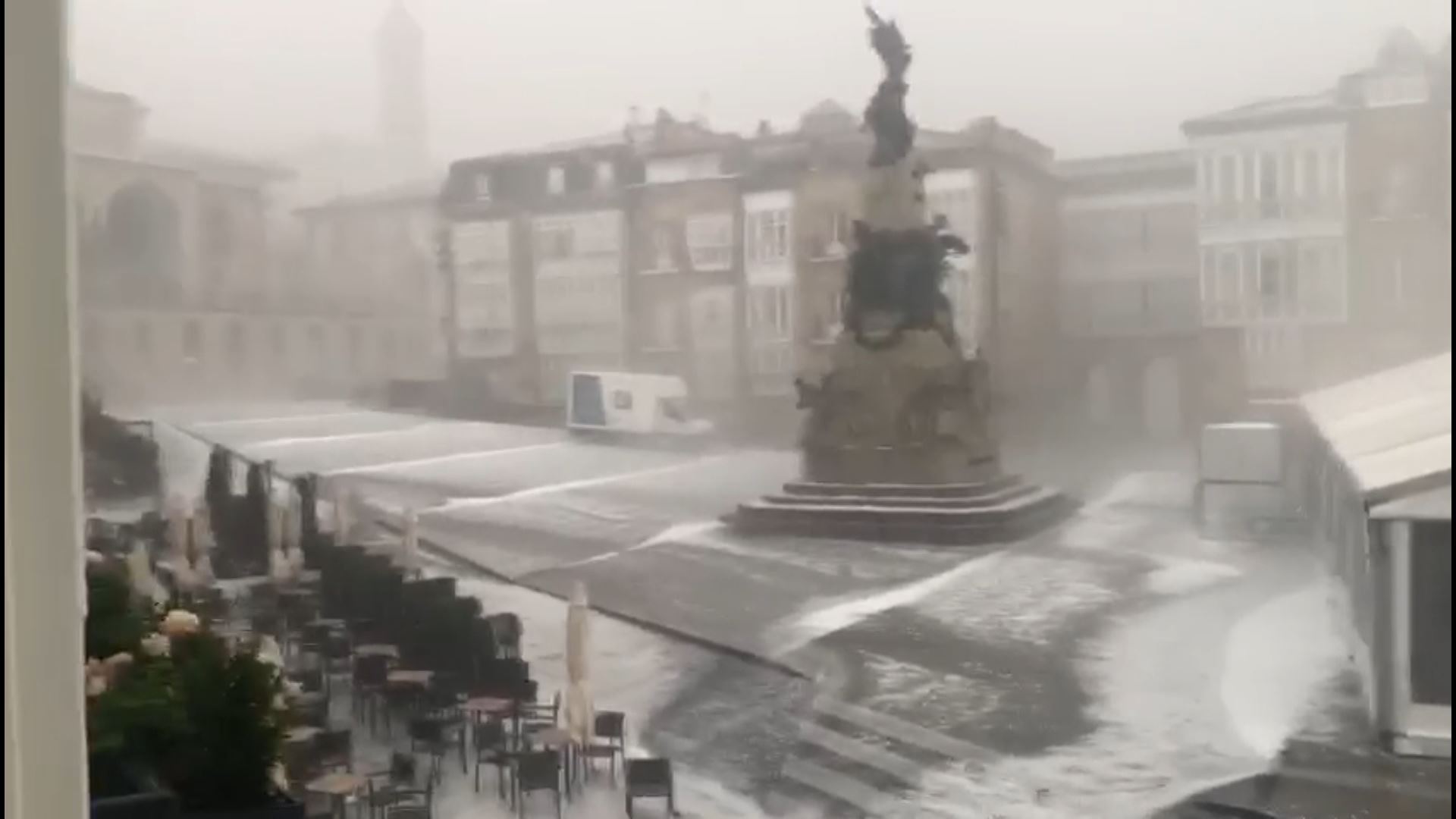 La Plaza de la Virgen Blanca de Vitoria-Gasteiz, cubierta de granizo