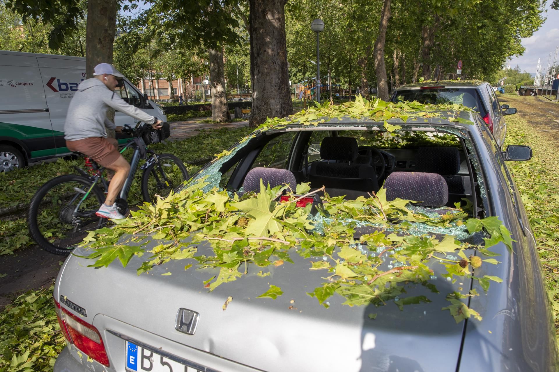 vitoria-granizada-daños-coche gasteiz txingorra kalteak-efe