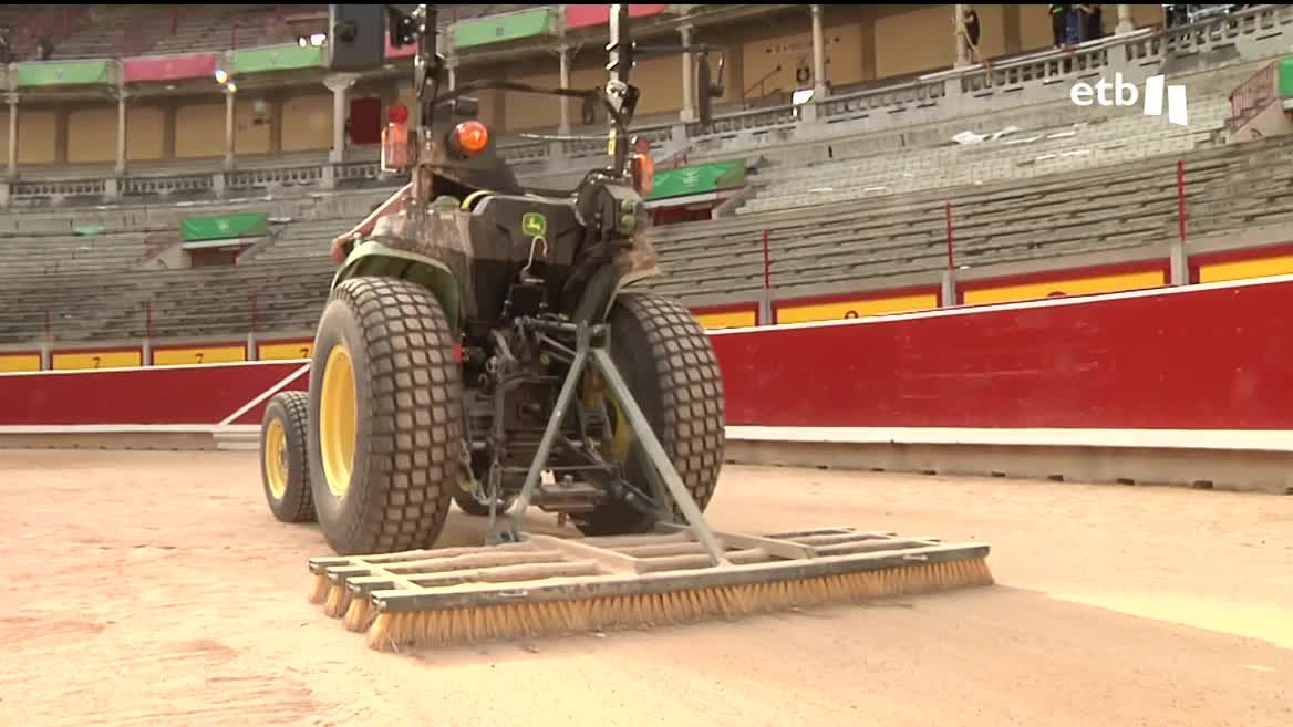 300 personas trabajan cada día en la plaza de toros para limpiarla y prepararla para las corridas. Al día sacan dos containers de vidrio y tres camiones de basura tras los encierros. También es imprescindible el trabajo de quienes cuidan la arena.