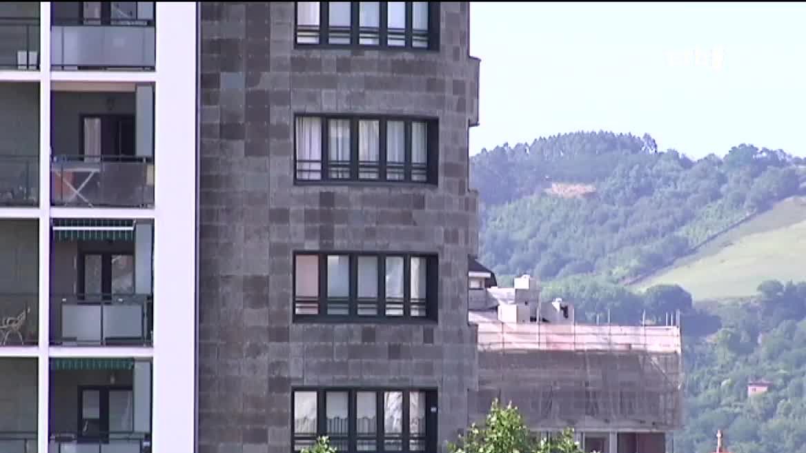 Gutxienez Bilboko hiru etxe agentzia salatu ditu FACUA kontsumitzaile elkarteak maizterrei kobratzeagatik immobiliaria gastuak. Maiatzean aldatutako Etxebizitza Lege berriak ezarri zuen gastu horiek etxe jabeen bizkar behar dutela.