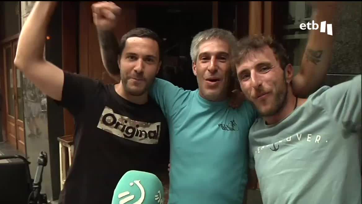 Una gran increíble entre los amigos del ciclista gernikarra. Han visto la victoria en casa por televisión, y ahora es la hora de celebrarlo. Sin embargo, la cuadrilla está dividida porque algunos están siguiendo el Tour en Francia.