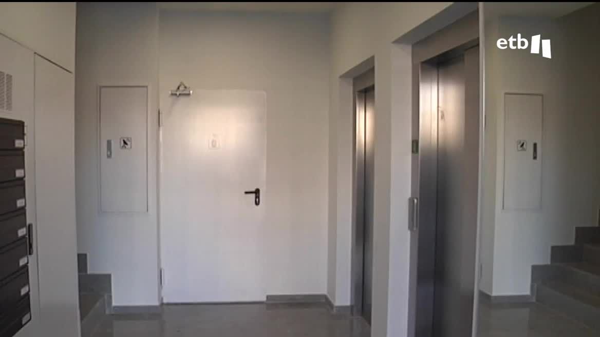 La organización de consumidores Facua ha denunciado a al menos 3 inmobiliarias de Bilbao por cobrar honorarios y gastos de gestión a inquilinos de pisos de alquiler, gastos que la nueva ley de vivienda dice que deben correr por cuenta del arrendador.