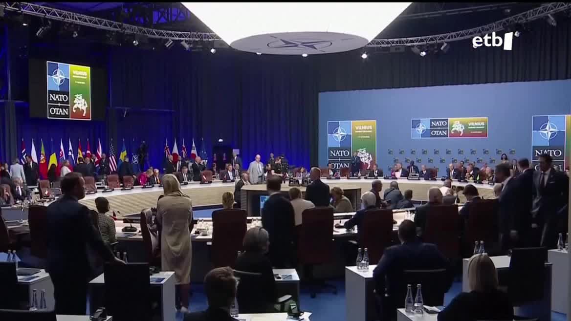 G7ko herrialdeek konpromisoa hartu dute epe luzera Ukrainaren segurtasuna bermatzeko. Horrela, kide guztiak Zelenski presidentearekin agertu dira Vilniusen konpromiso hori irudikatuz.