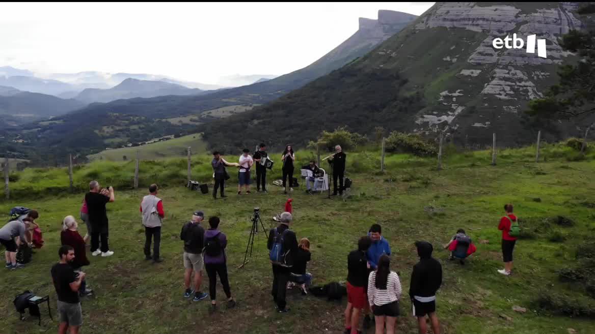 Urmuga finalizará el próximo 30 de julio, en la Mesa de los Tres Reyes, el techo de Euskal Herria. Esta tarde en Orduña ha tenido lugar el primer concierto, a cargo del  grupo “Baleen lobak”, para disfrute de los motañeros que han cubierto la primera etapa.