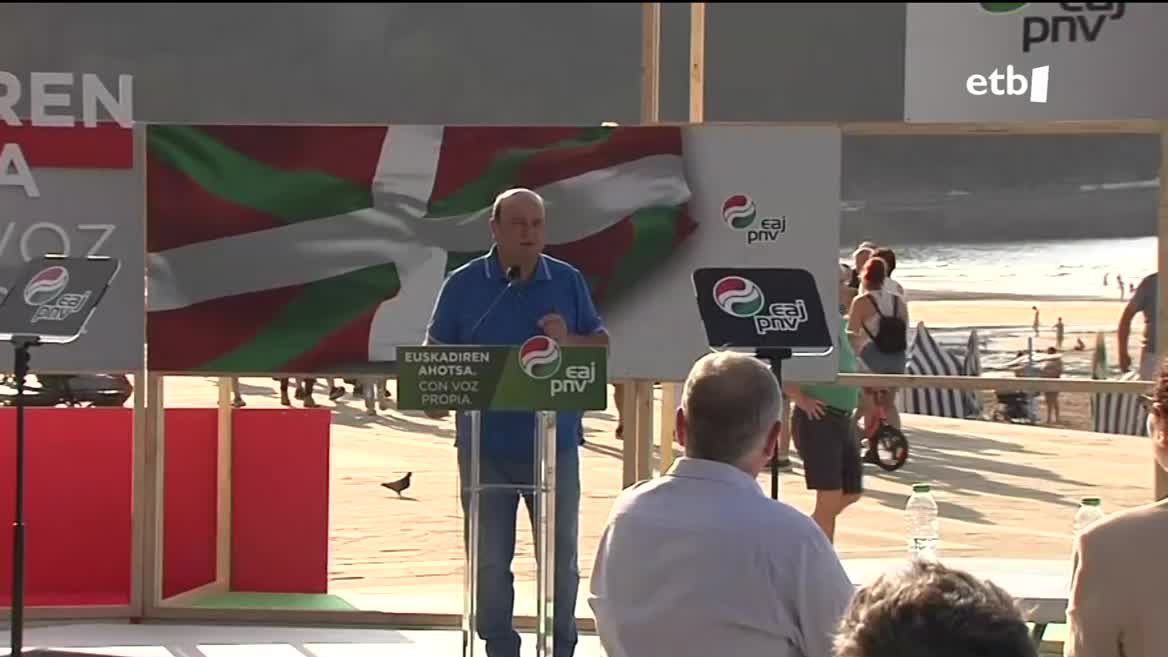 Ortuzarrek Zarauzko malekoian ospatu du bere 61. urtebetzea eta umoretsu Sanchez zein Feijoo karabela portugesarekin parekatu ditu.