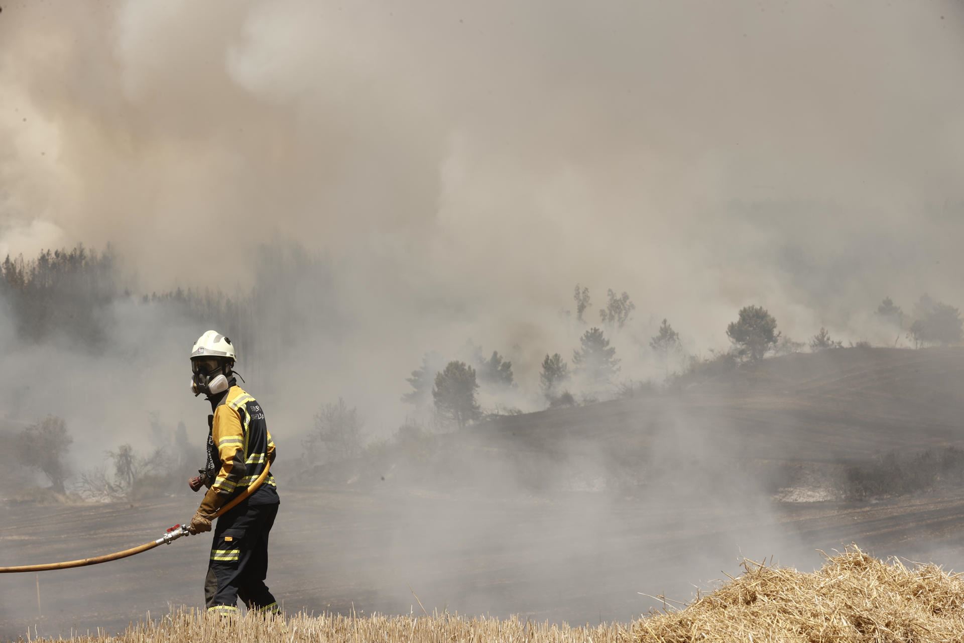 Bombero-Olloki-incendio-efe