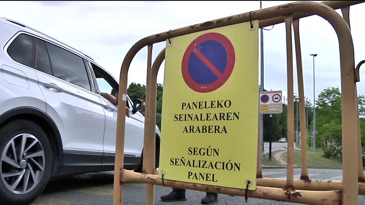 Auto pilaketak zirela eta, trafiko mozketak egin ditu Donostiako Udalak hiri erdiguneko zenbait kaletan gaur eguerdian. Arratsalderako kale guztiak ireki dituzte berriz, egoera nabarmen hobetu delako. Uztailaren 14a, Frantzian jaieguna izanik, Donostiara etortzea erabaki du bisitari andanak.
