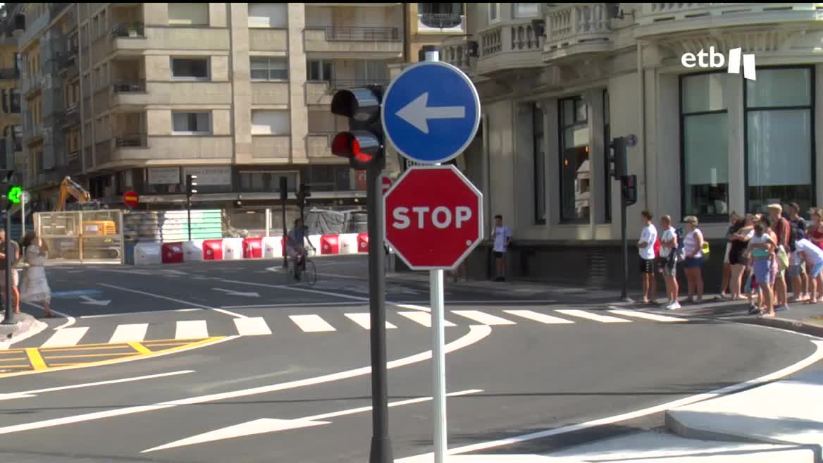 Al ser 14 de julio, festivo en Francia, Donostia-San Sebastián se ha llenado de visitantes vecinos. Los cortes se ha producido al mediodía, pero durante no mucho tiempo y con el fin de descongestionar la zona. Así, para la tarde han abierto todos los accesos tras mejorar la situación.