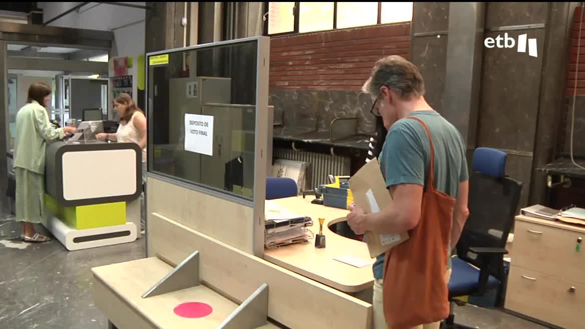 Las peticiones de voto por correo han superado todos los récords para estos comicios, y el objetivo de muchos es depositar sus votos en las oficinas de Correos antes de marcharse de vacaciones. Para ello, se ha ampliado el horario de las oficinas, y también han abierto hoy, sábado.