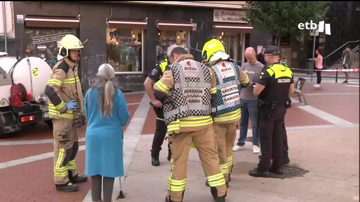 El incendio, que ha causado la muerte de un menor de 16 años, ha provocado el desalojo de dos edificios, el quemado y los colindantes.