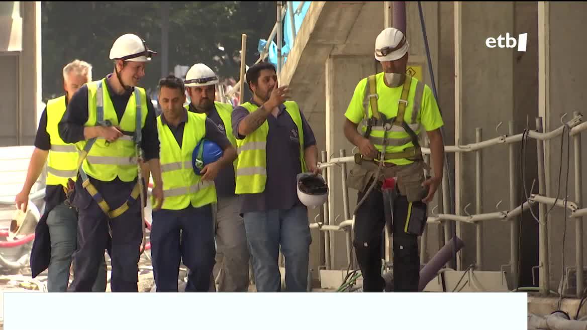Arotzak, instalatzaileak, elektrizistak eta garabilariak “betetzeko zailak diren lanen” zerrendara batzea adostu dute Espainiako gobernuak, sindikatuek eta patronalak. Hala, Estatuko enpresek langile atzerritarrak kontratatzea errazagoa izango da, hutsik dauden lanpostuak betetzeko.