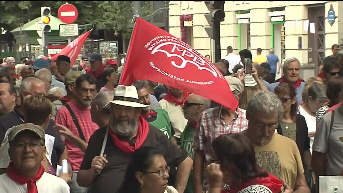 Al término de la manifestación, el Movimiento de Pensionistas de Euskal Herria ha reclamado a todos los partidos que antes del domingo aclaren sus planes respecto a al sistema de pensiones.
