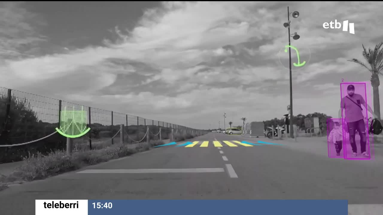 "El trayecto" y "The Track", de Mabel Palacín, han sido realizadas gracias a las Becas Multiverso para el videoarte y el arte digital. Han sido creados "mediante el sistema de cámaras de un prototipo de vehículo autónomo equipado con sensores y un software que procesa las imágenes".
