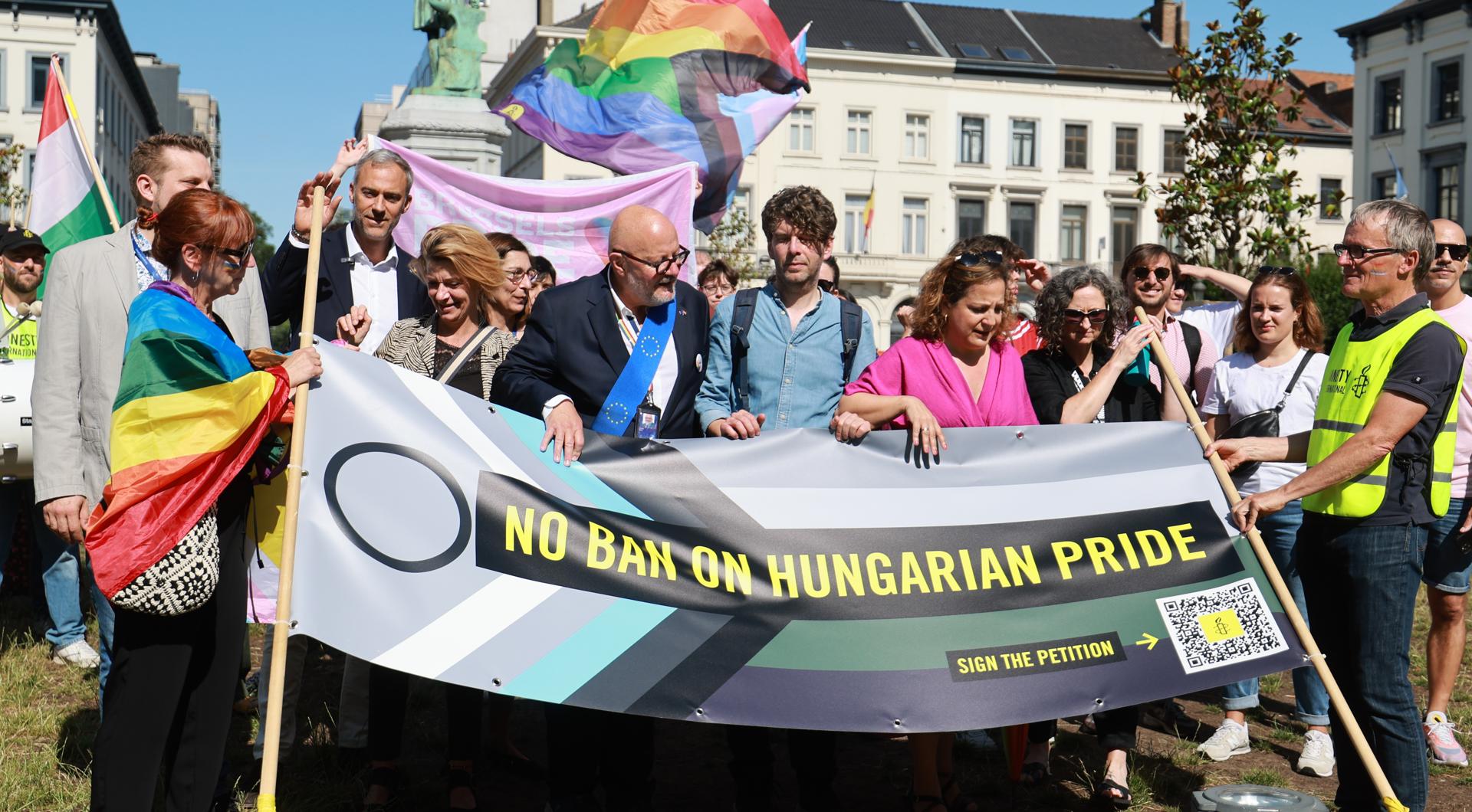BELGIUM (Brussels), 25/06/2025.- Members of the European Parliament, including French MEP Raphael Glucksmann, Luxembourger Marc Angel, and Spanish leader of the Progressive Alliance of Socialists and Democrats (S&D), Iratxe Garcia Perez, pose with Amnesty International activists during a ‘Mini Pride’ demonstration against Hungary’s Pride ban in front of the European Parliament and the Hungarian representation in Brussels, Belgium, 25 June 2025. Over 14,000 people in Belgium and 75,000 worldwide have signed Amnesty International's petition calling on Hungarian authorities to allow Budapest Pride to take place without fear or violence. The 30th edition, scheduled for 28 June, is at risk of being banned under a new law passed in March that allows authorities to prohibit the march, fine participants, prosecute organizers, and use facial recognition to identify attendees. (Bélgica, Hungría, Bruselas) EFE/EPA/OLIVIER HOSLET