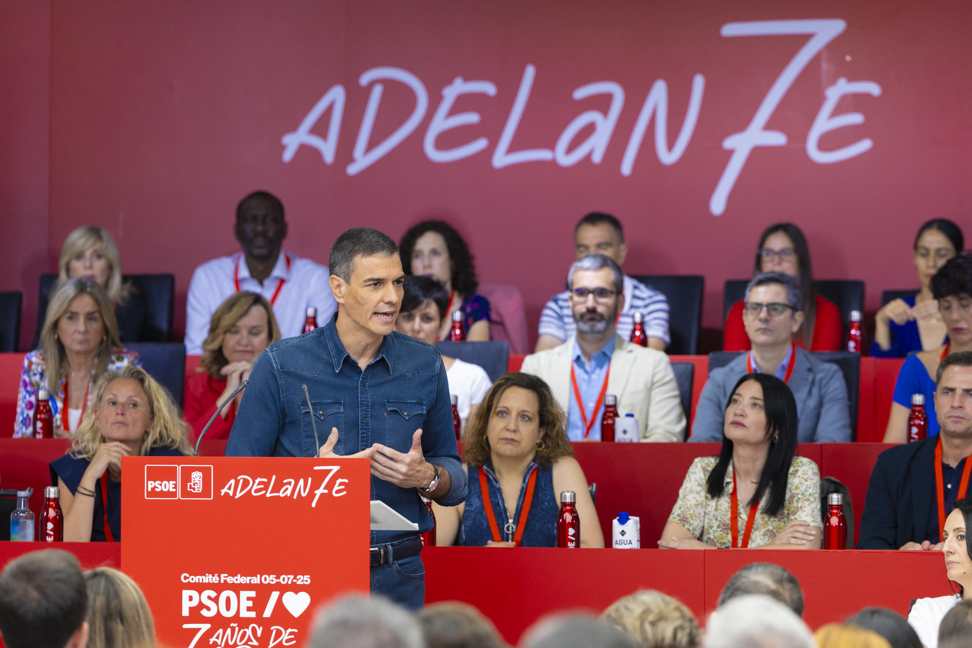 MADRID, 05/07/2025.- El secretario general del PSOE y presidente del Gobierno, Pedro Sánchez (c), durante el Comité Federal del partido este sábado, en la sede del partido en la madrileña calle de Ferraz. EFE/ Eva Ercolanese PSOE SOLO USO EDITORIAL SOLO DISPONIBLE PARA ILUSTRAR LA NOTICIA QUE ACOMPAÑA (CRÉDITO OBLIGATORIO)

