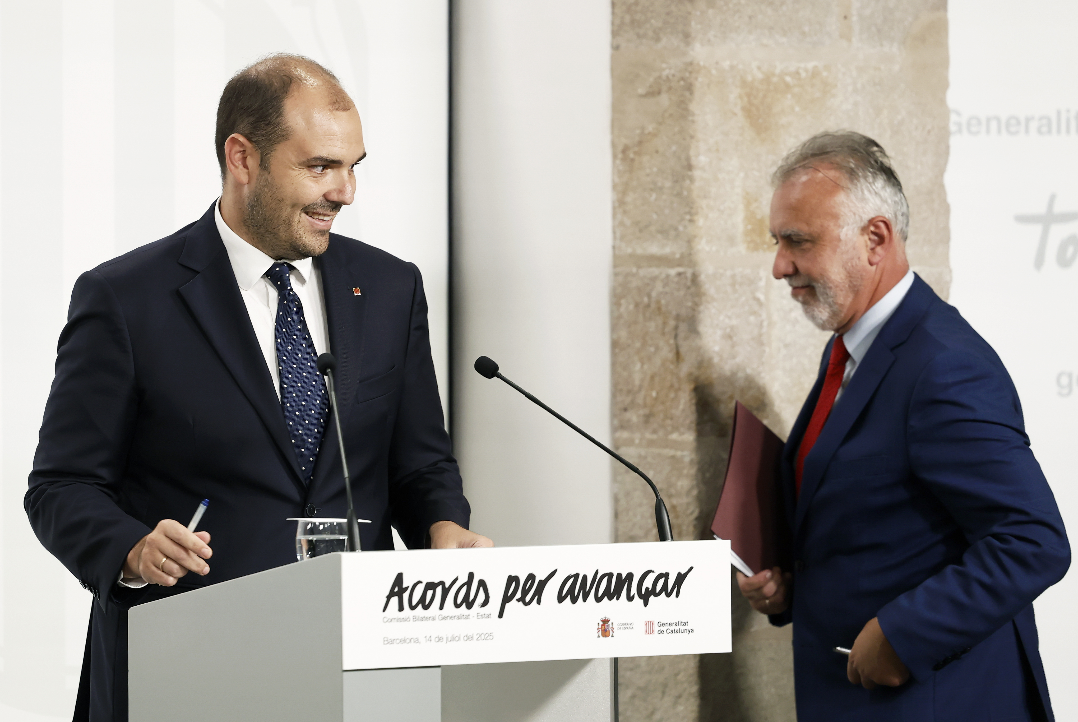 GRAFCAT521. BARCELONA, 14/07/2025.- El ministro de Política Territorial y Memoria Democrática, Ángel Víctor Torres, y el conseller de Presidencia, Albert Dalmau (i), durante la rueda de prensa posterior a la reunión de la Comisión Bilateral entre el Ejecutivo central y el Govern para abordar la financiación singular de Cataluña, un modelo pactado entre el PSC y ERC en la investidura de Pedro Sánchez. EFE/Andreu Dalmau
