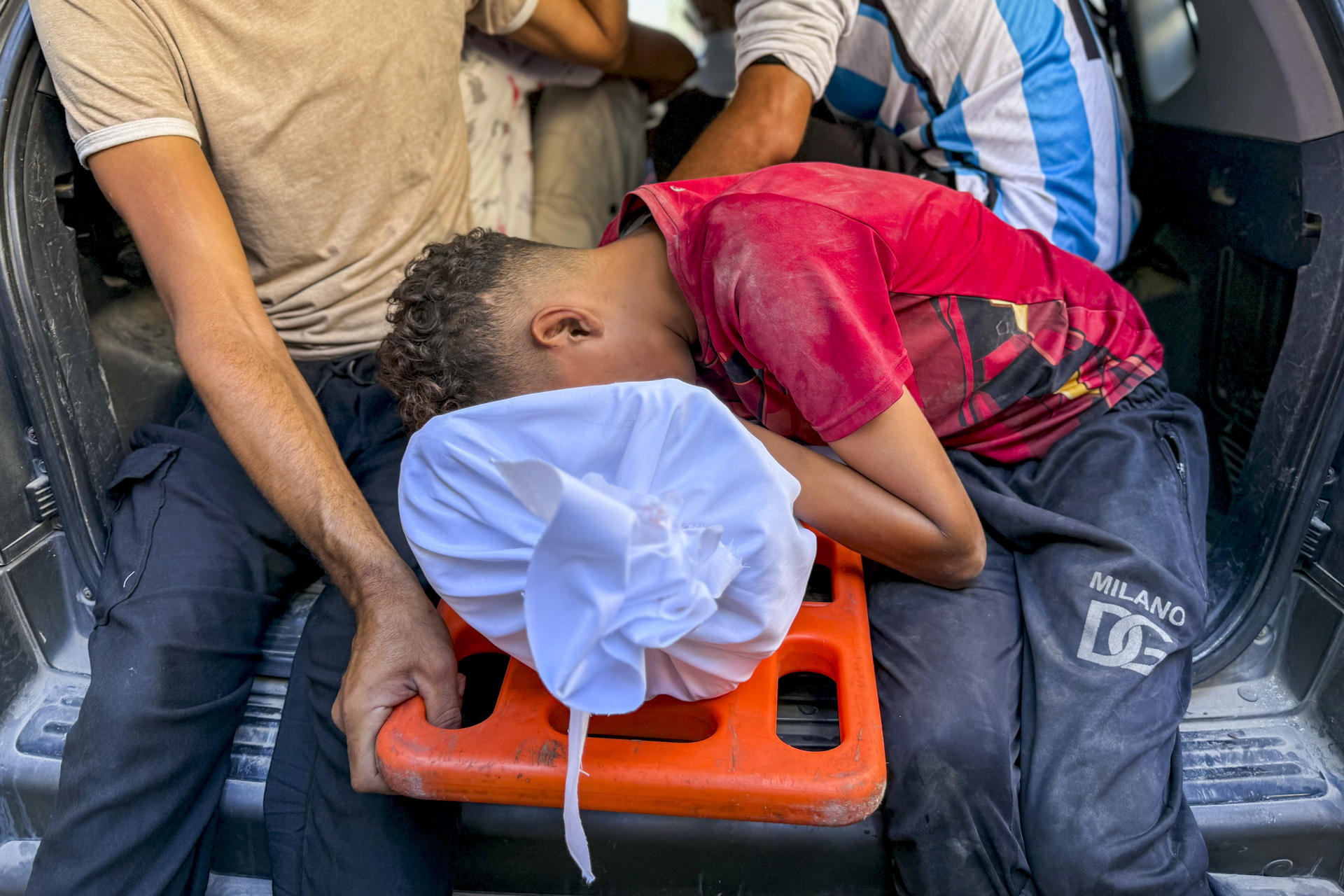 GAZA, 31/07/2025.- Al menos 86 gazatíes perdieron la vida este miércoles mientras iban a buscar ayuda humanitaria en diferentes puntos de la Franja de Gaza. La mayoría de los fallecidos, 60, fueron registrados por el hospital Al Shifa de Ciudad de Gaza, la capital gazatí, tras acudir al cruce de Zikim, en el noroeste del enclave, para tratar de conseguir algo de lo introducido en los pocos camiones con ayuda que están entrando estos días en el territorio. EFE/ Ahmad Awad
