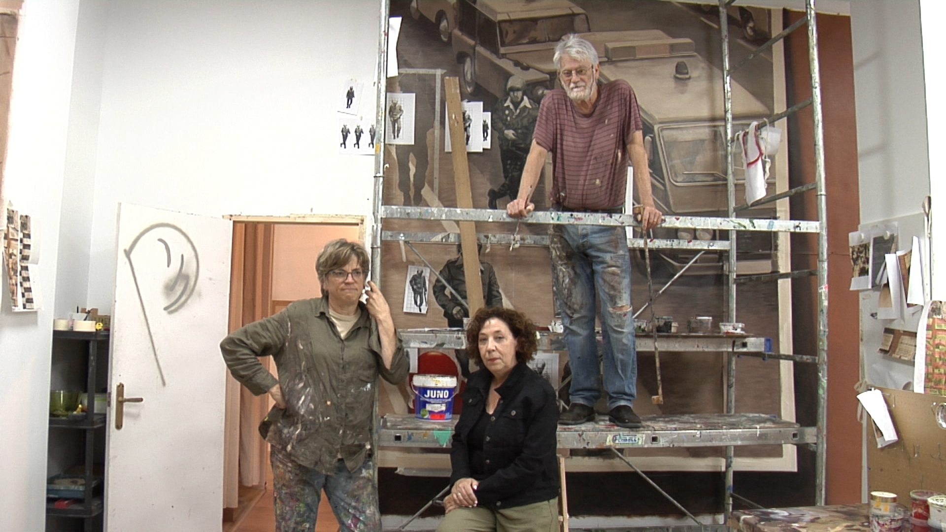 Martxoaren 3a oroituko duen mural berria egiten ari dira. Verónica Werckmeister, Javier Hernández eta Miren Fernández de Landa zinegotzia.